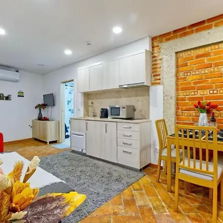 Homey Haven With A Rustic Charm Daire Lisboa