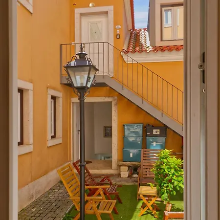 Homey Haven With A Rustic Charm Lisboa